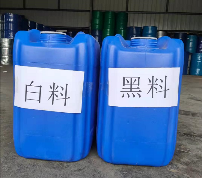 噴涂硬泡聚氨酯以聚氨酯黑料(聚合MDI)、順達白料(組合聚醚)為雙組分。按照質(zhì)量比1:1的比例，通過高壓無氣噴槍自動混合均勻，然后以氣霧的形式高速噴涂，由于其優(yōu)異的自粘接性能，最終在被噴涂面上形成均勻、細膩的泡沫體